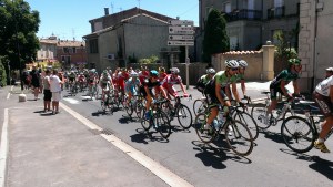 The peloton going through Roujan on stage 7